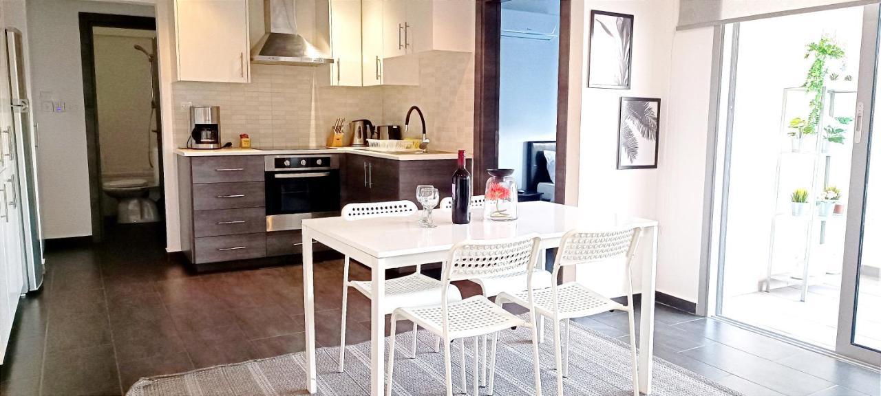 Dezo Luxury Town Apartment Larnaca Exterior photo