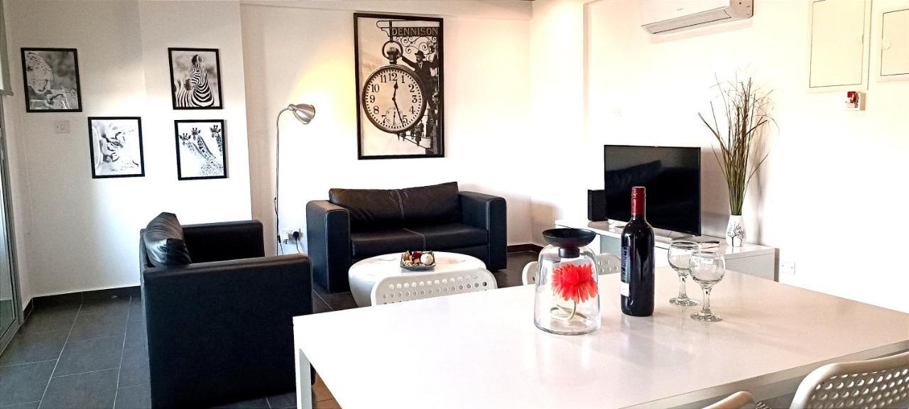 Dezo Luxury Town Apartment Larnaca Exterior photo